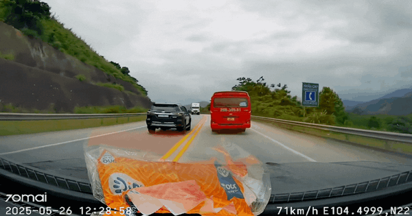 Nữ tài xế lách qua khe hẹp giữa hai ô tô trên cao tốc, viện cớ 'gia đình có việc'