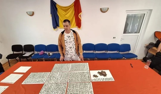 Người đàn ông tìm thấy kho báu vô giá khi đi dạo trên cánh đồng