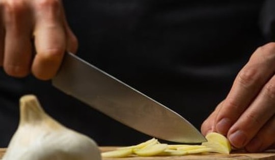 Dùng tỏi nấu ăn nên băm, giã hay đập dập?