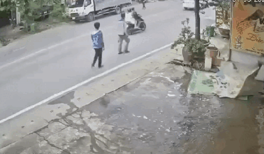 Phóng 'bạt mạng' trên đường, xe máy tông trúng 3 người đi bộ ở Tuyên Quang