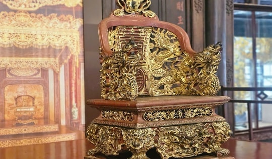 Điều ít biết về những chiếc ngai đang được trưng bày tại Bảo tàng Cổ vật Cung đình Huế