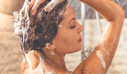 Tắm vào buổi tối hay buổi sáng giúp làn da khỏe đẹp?