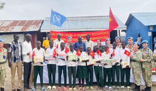 Bác sĩ mũ nồi xanh Việt Nam tặng quà cho học sinh Nam Sudan
