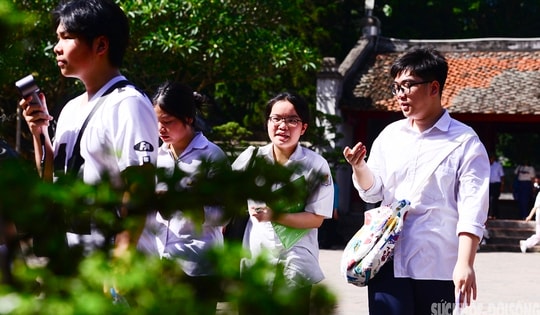 Sĩ tử đội nắng đi cầu may trước kỳ thi vào 10