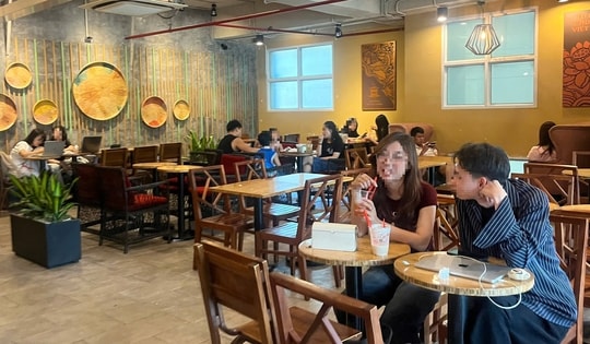 Ngồi chơi ở quán cà phê có cần 'giữ trật tự'?