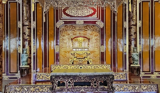 Kỷ luật cho thôi việc 2 bảo vệ vụ bảo vật quốc gia ngai vua triều Nguyễn bị phá hoại