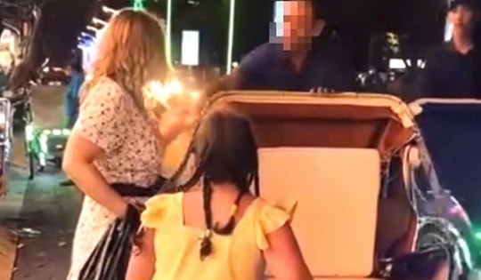 Xử lý nghiêm tài xế xích lô ở Nha Trang giật tiền trên tay khách nước ngoài