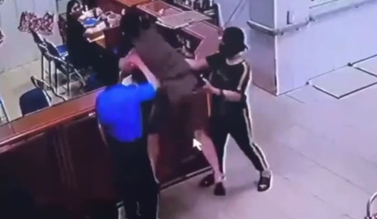 Người đàn ông chồm qua quầy làm thủ tục tấn công nhân viên y tế