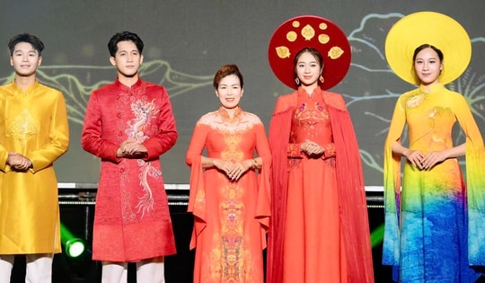 NTK Thủy Lê kể chuyện di sản bằng áo dài