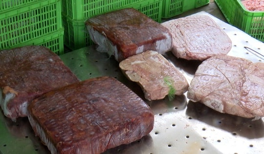 'Chặn đứng' hàng trăm túi gan gà, lòng lợn không đảm bảo an toàn vệ sinh thực phẩm sắp đưa đến quán ăn