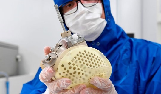 Israel lần đầu thành công cấy ghép tim nhân tạo hoàn toàn