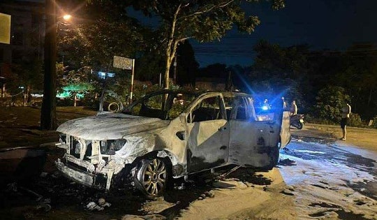 Xe bán tải đang lưu thông bất ngờ bốc cháy ngụt ngụt chỉ còn trơ khung