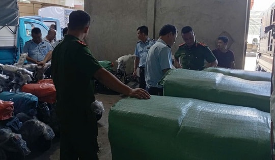 Phát hiện lượng lớn vải may mặc không rõ nguồn gốc tại một công ty chuyển phát ở Nam Định
