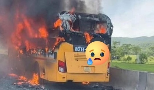 Cháy xe khách trên cao tốc, toàn bộ hành khách thoát nạn