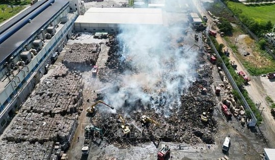 Xuyên đêm chữa cháy tại bãi phế liệu rộng hàng nghìn m2