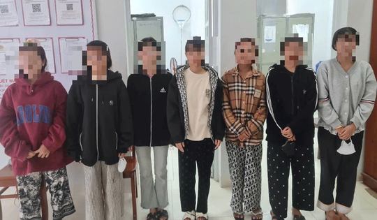 Làm rõ nhóm thiếu nữ dùng roi chích điện tấn công bạn giữa đường