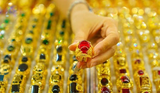 Giá vàng hôm nay ngày 2/6 giá vàng trong nước tiếp tục giảm ngược chiều với thế giới