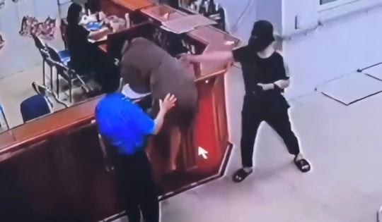 Bộ Y tế vào cuộc vụ 'người đàn ông chồm qua quầy làm thủ tục tấn công nhân viên y tế' ở Nghệ An
