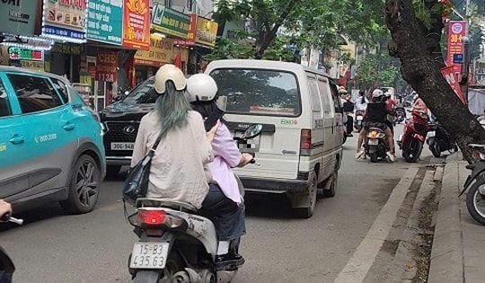 Thiếu quan sát, nhiều tài xế vô tư lái ô tô đi vào đường ngược chiều