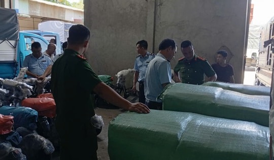 Tiểu thương công khai kinh doanh hàng chục ngàn kilogram vải nhập lậu