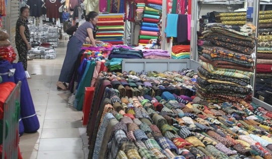 Tiểu thương chợ Vinh ‘kêu trời’ vì giá thuê ki-ốt cao giữa lúc buôn bán ế ẩm