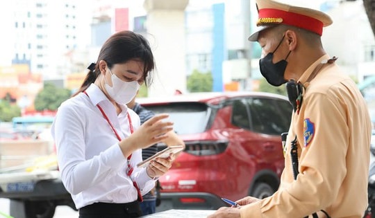 Loạt phương tiện 'leo' lên vỉa hè ở Hà Nội bị xử lý