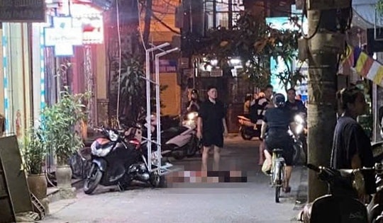 Hà Nội: Nam thanh niên nhảy từ tầng 4 xuống đất sau cuộc cãi vã