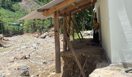 Vùng biên Nghệ An ngổn ngang sau lũ quét: Đất đá vùi lấp, nhà cửa đổ sập, cầu đường chia cắt