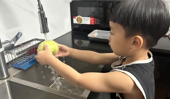 Mới nghỉ hè, mẹ đi làm nhận 10 cuộc gọi của con trong buổi sáng