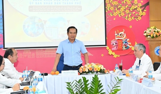 Chủ tịch UBND TPHCM khen thưởng ê-kíp can thiệp tim bào thai cho thai phụ người Singapore