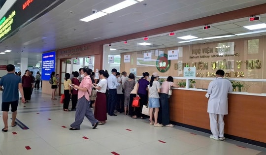 Dùng thẻ BHYT điện tử, người dân thuận lợi hơn trong việc đăng ký khám chữa bệnh