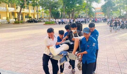 Áo xanh 'đội nắng' giúp thí sinh bị tai nạn vào phòng thi