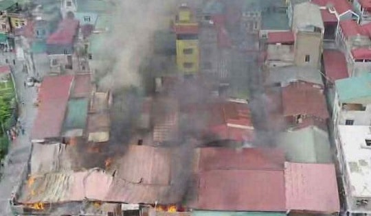 Hà Nội: Huy động lực lượng dập tắt đám cháy tại xưởng đồ gỗ ở Đông Anh