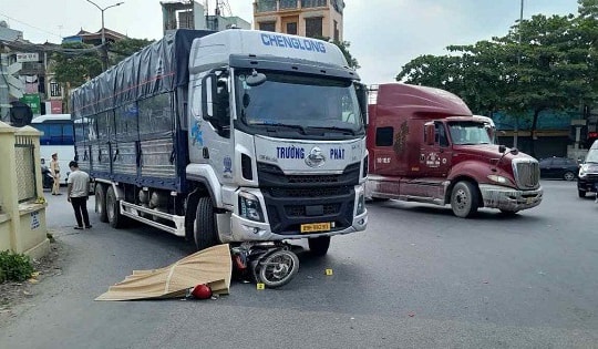 Nữ sinh tử vong thương tâm dưới bánh xe tải