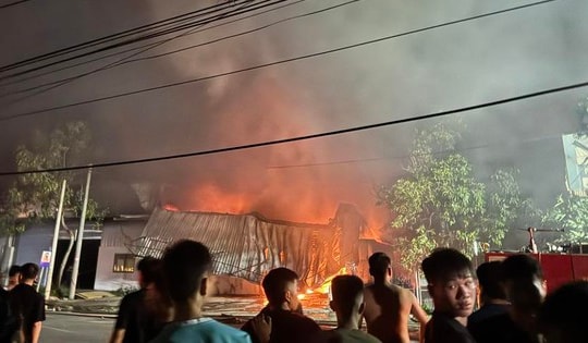 Nhà xưởng công ty ở Hải Dương bất ngờ bốc cháy dữ dội trong đêm