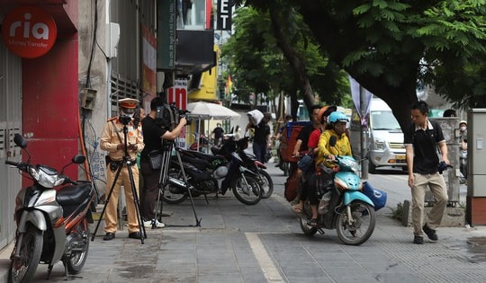 Bị phạt vì 'leo' vỉa hè, khách phải xuống giữa đường bắt cuốc xe mới