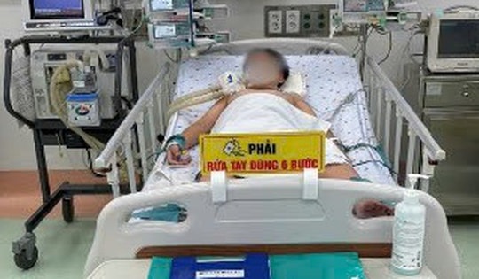 Bé trai đột ngột hôn mê, truỵ tim mạch sau khi hít phải lọ hoá chất hàn nhựa trong ô tô của bố