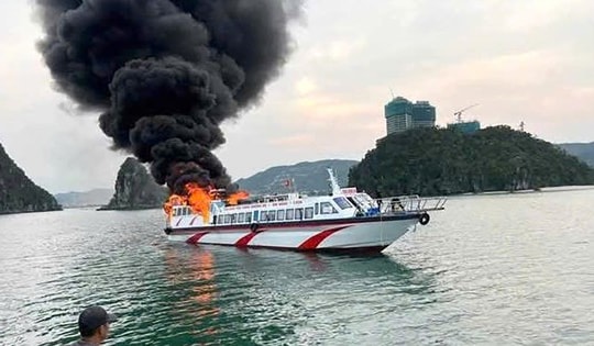 Tàu cao tốc bất ngờ bốc cháy trên biển