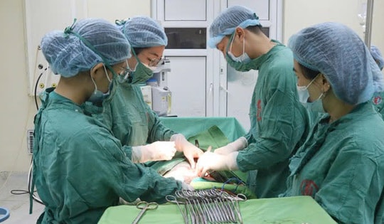 Thành công phẫu thuật khối u nang buồng trứng kích thước lớn cho cụ bà 98 tuổi