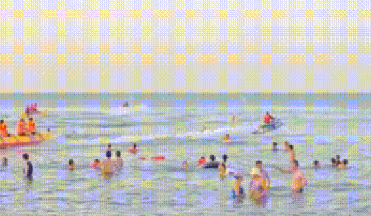 Nguy hiểm rình rập từ mô tô nước kéo phao chuối trái phép ở bãi biển nổi tiếng Quảng Bình