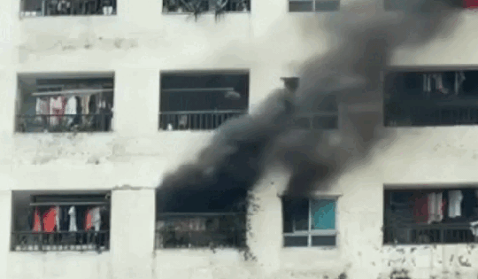 Hà Nội: Cháy căn hộ tầng 14 chung cư HH Linh Đàm, khói đen bốc lên nghi ngút