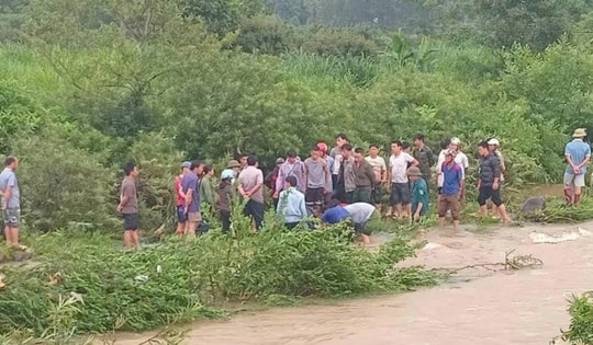 Cô gái bị lũ cuốn tử vong khi đi xe máy qua suối ở Hòa Bình