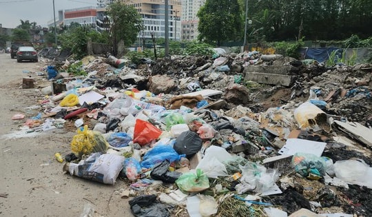 Hà Nội: Rác thải tràn lan tại dự án đường Vũ Quỳnh nối Lê Đức Thọ - Phạm Hùng ở quận Nam Từ Liêm