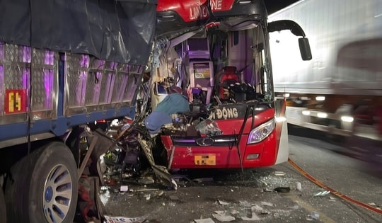 Xe khách va chạm ô tô tải trên đường tránh Huế, 1 người chết, nhiều người bị thương