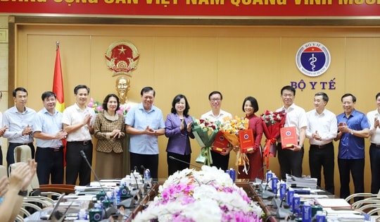 Bộ trưởng Bộ Y tế trao quyết định điều động, tiếp nhận và bổ nhiệm lãnh đạo một số đơn vị