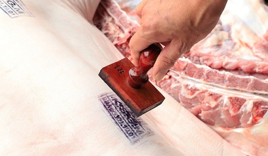 Các mẫu dấu đóng trên thịt gia súc, gia cầm nói lên điều gì?