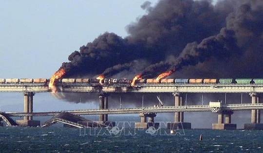 Ukraine gài hơn 1 tấn thuốc nổ phá hoại Cầu Crimea sau cuộc tấn công loạt căn cứ Nga