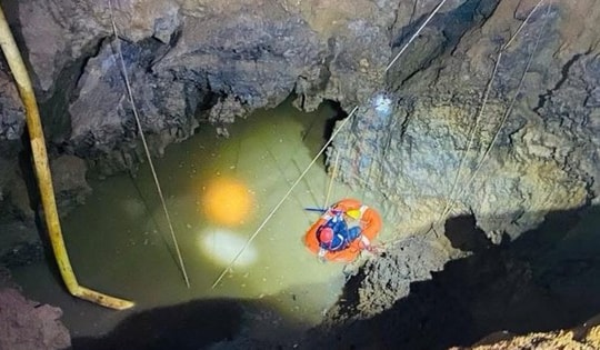 'Hố tử thần' ở Bắc Kạn tiếp tục lan rộng, nước vẫn dâng cao