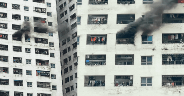 Cháy căn hộ tại HH Linh Đàm, khói đen bốc nghi ngút ở ban công