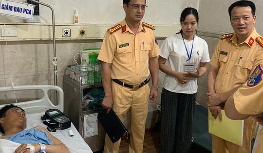 Ô tô tải đâm xe CSGT trên cao tốc, một cảnh sát cơ động bị thương